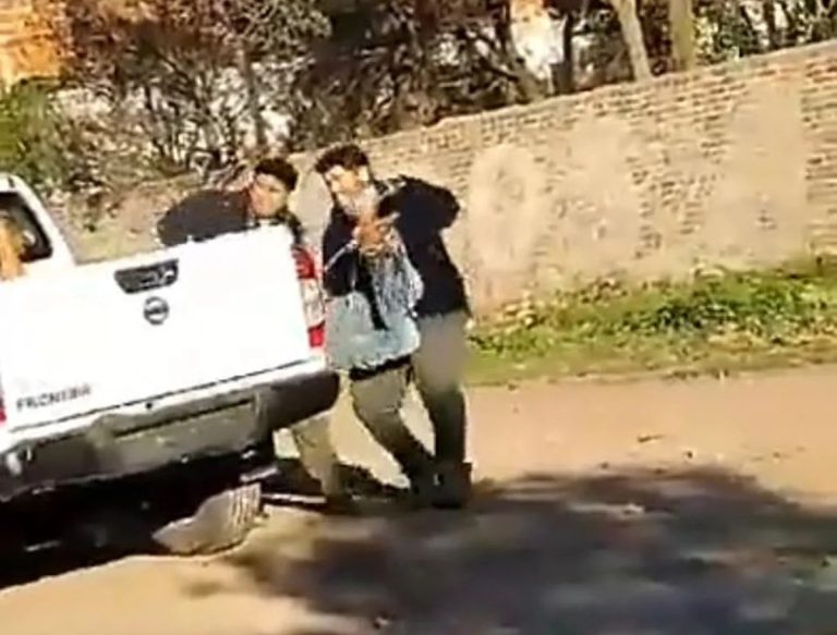 Video: vecinos atraparon a un ladrón en Chaco, lo ataron con una soga y lo tiraron en la caja de un patrullero