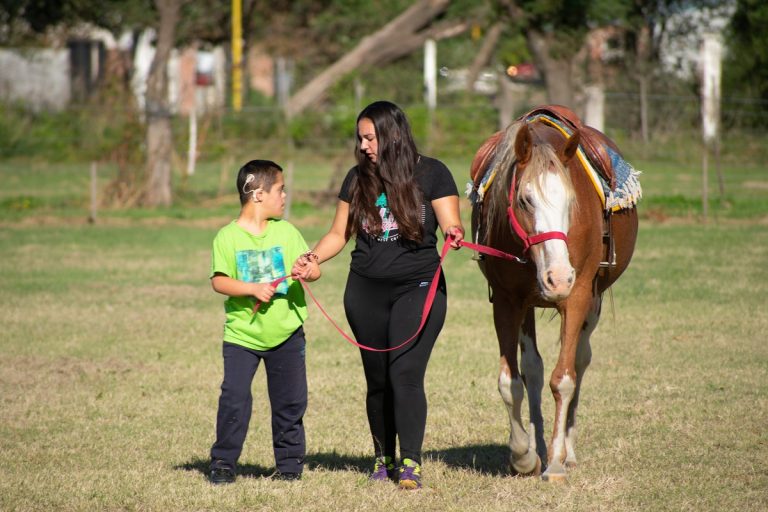 Hoy se celebra el día nacional de la equinoterapia: En La Pampa, la Asociación El Zorzal recibe a más de 260 alumnos/pacientes