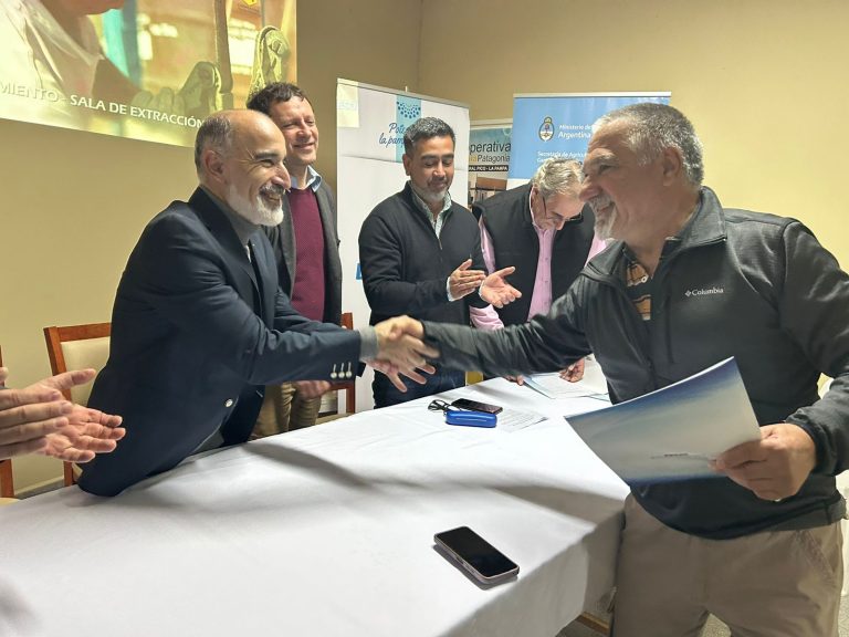 Apicultura: “Son aportes al fortalecimiento del sector, es apoyo y acompañamiento a la cadena productiva “, dijo Daniel López, viceintendente de la ciudad