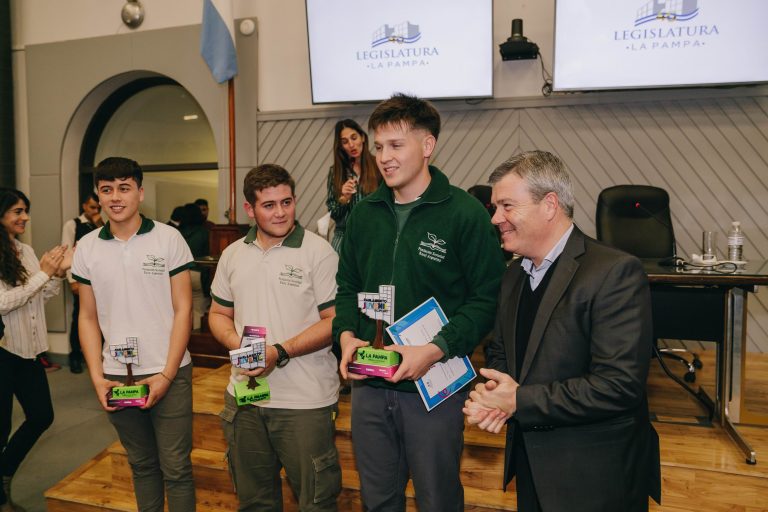 Alumnos del Colegio Agrotécnico de Realicó inventaron materas con silo bolsas y se consagraron en el Parlamento Juvenil 2023