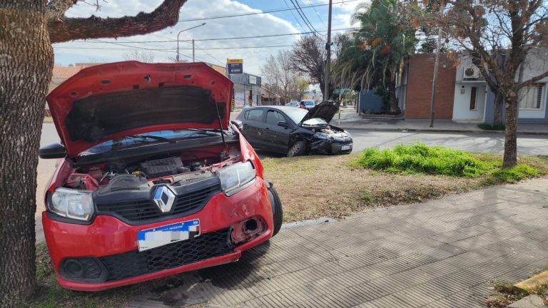 Fuerte choque entre 2 autos en la esquina de calles 106 y 11