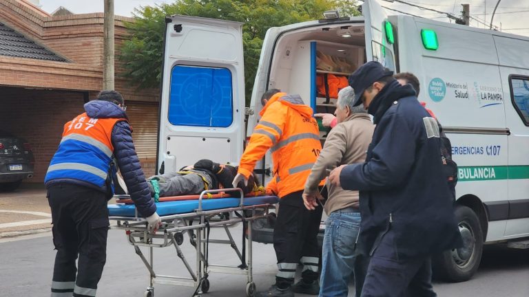 Joven hospitalizado tras chocar con un perro en el centro piquense