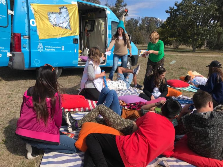 Infancia y celebración en toda la provincia: la pequeña localidad de Sarah de fiesta con niños y niñas