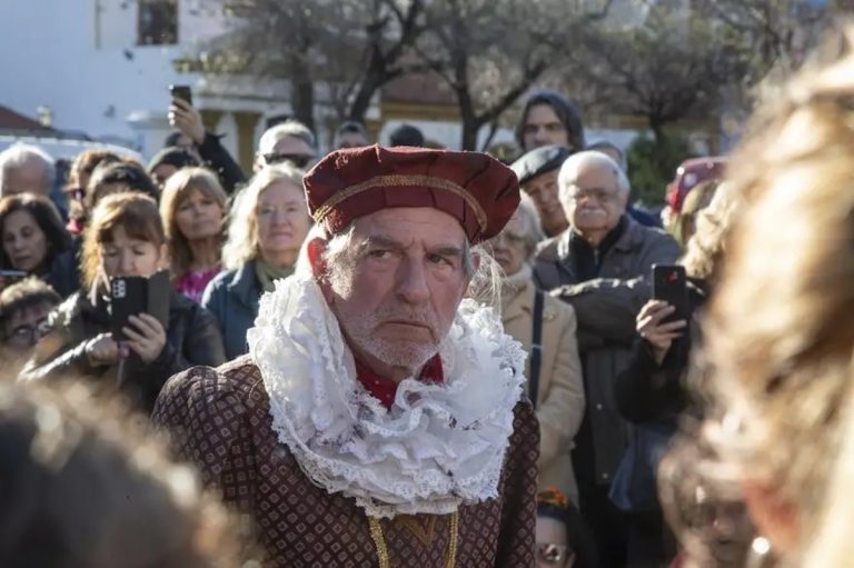 Pablo Alarcón actuó a la gorra para una multitud en Plaza Francia y recibió una emotiva ovación