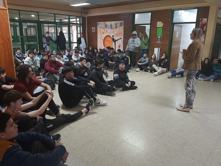 Educación Digital y Empatía: La llamada al uso responsable de redes en Colegios de La Pampa