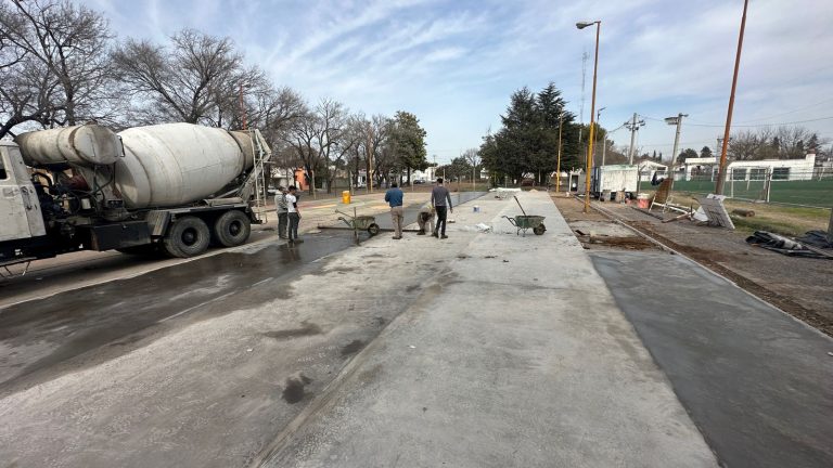 Continúan las obras de reacondicionamiento de las canchas de básquet de calle 21 entre 10 y 12