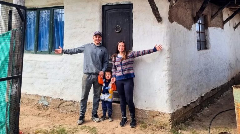 Córdoba: cansados de no poder tener una casa propia, se hicieron una de adobe y hoy difunden ese método de construcción