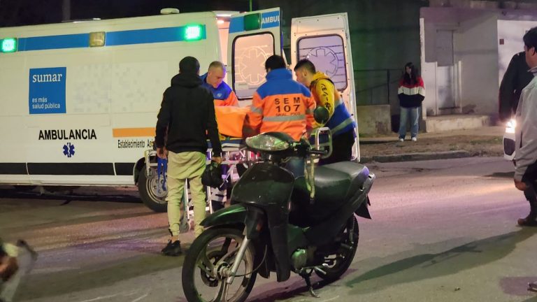 Siniestro vial en General Pico: mujer hospitalizada tras colisión entre moto y automóvil