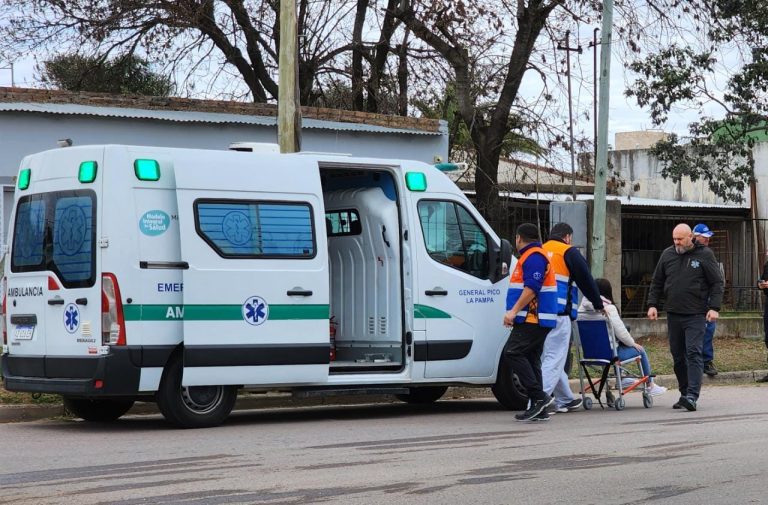 Joven en moto chocó un perro y terminó hospitalizada