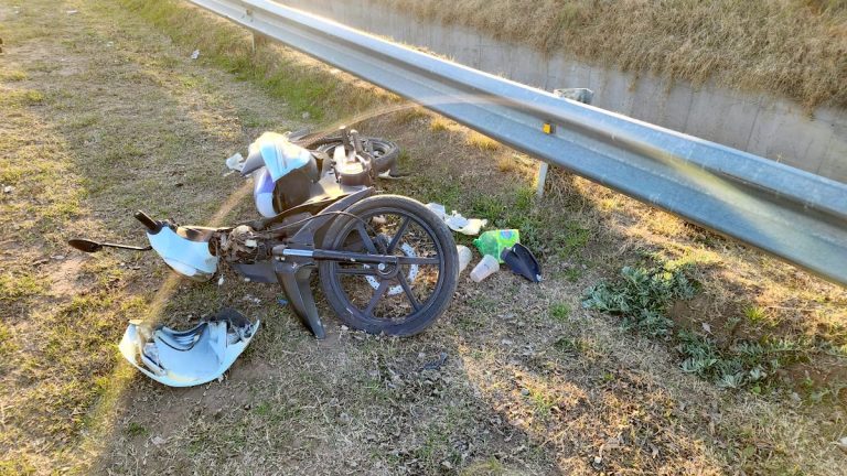 Es muy grave el estado de salud de uno de los motociclistas de 18 años que ayer chocó un guardarraíl y terminó en un canal de desagüe