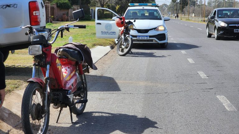 Una moto chocó en plena ruta contra una camioneta
