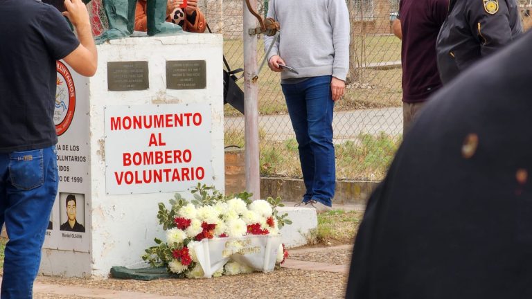 Fuerte crítica del papá de unos de los bomberos fallecidos al viceintendente electo en el acto por la tragedia de Prodinco