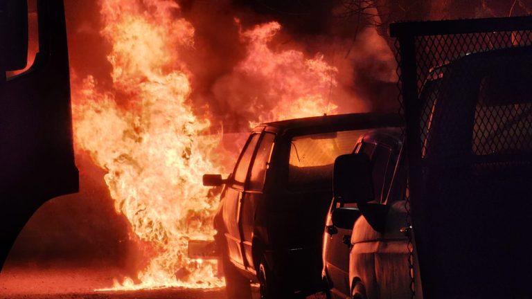Un Renault Logan es devorado por el fuego en General Pico: ¿incendio intencional?