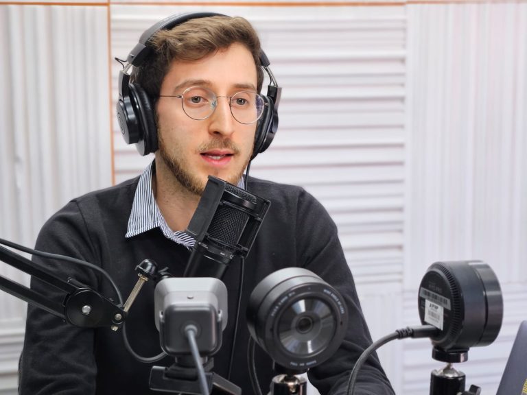 Hoy brindará una charla Damián Pedraza, quien nos ayuda a pensar en una nueva educación, enfocada en la construcción del pensamiento y no en estudiar para aprobar