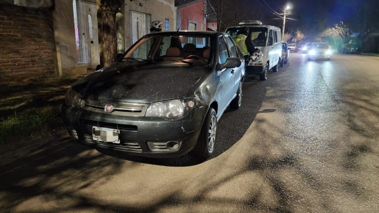 Un auto colisionó con un menor que buscaba una pelota en la calle