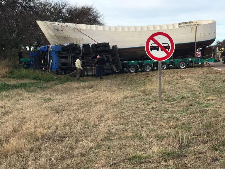 La Pampa: volcó un camión que transportaba un barco en Ruta 35