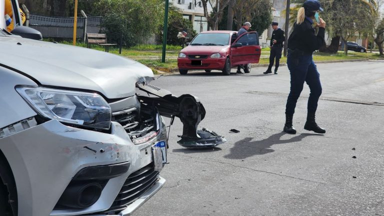 Colisión en General Pico: Un Logan choca contra un Corsa en calle 24 y 37