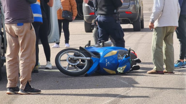 Una mujer debió ser trasladada al Hospital tras un choque entre una camioneta y una moto en el barrio Roca