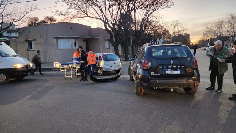 Duro choque en barrio este: un hombre debió ser rescato del interior de su auto