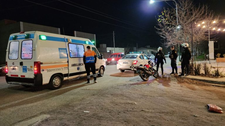 Chocaron una moto y un auto en la esquina de calles 24 y 115