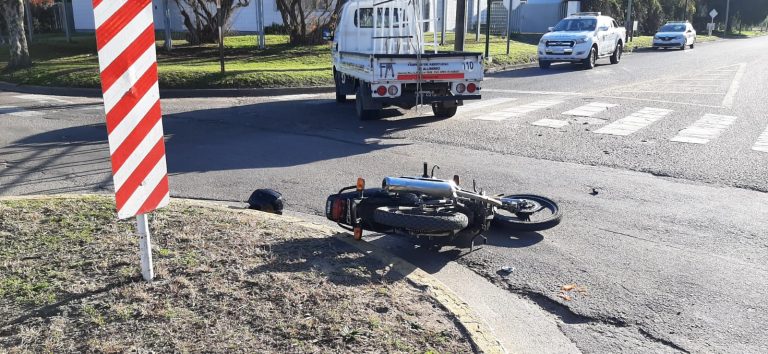 Motociclista sufrió lesiones leves al chocar contra una camioneta en el cruce de la Avenida y 115