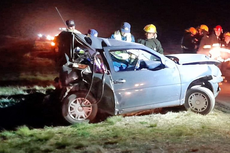 Un camión y dos autos protagonizaron un grave accidente cerca de Trenel