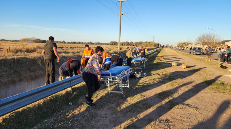 Grave accidente en General Pico: dos motociclistas chocaron contra un guardarraíl y terminaron en el canal de desagüe