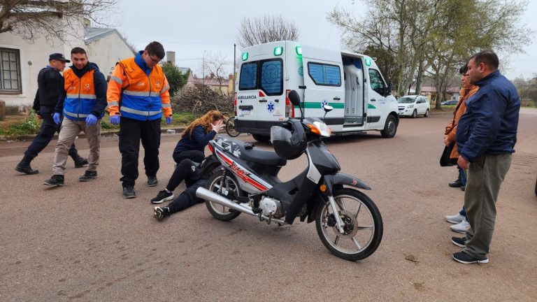 Tarde accidentada: Una adolescente fue embestida por un auto y luego, una mujer cayó de su moto