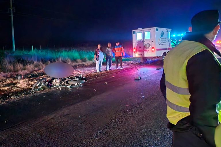 Fatal accidente entre General Pico y Dorila: murió un motociclista de 21 años que chocó con una camioneta