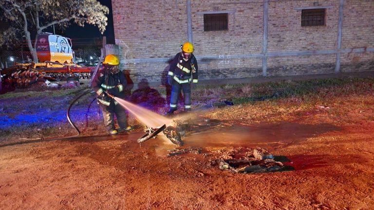 Una moto se incendió, luego chocar con una camioneta en el barrio Pacífico