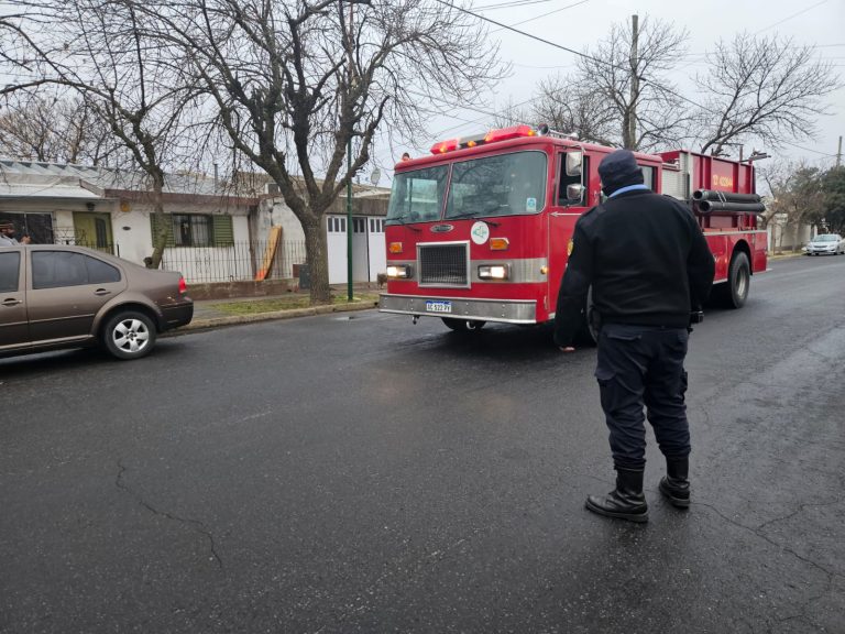 Falsa alarma: Bomberos acudieron a un llamado por un incendio de vivienda, pero era una quema de cables