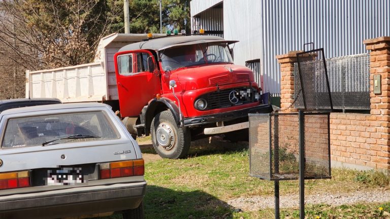 Se descompensó, chocó contra una casa con su camión y fue trasladado al hospital