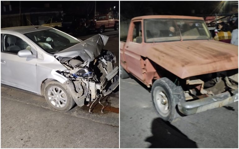 Automovilista se chocó una F100 que estaba estacionada afuera de un taller de chapa y pintura