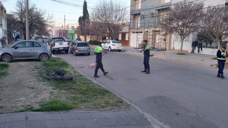 Ciclista de 70 años fue chocado por un auto y perdió la vida en Santa Rosa