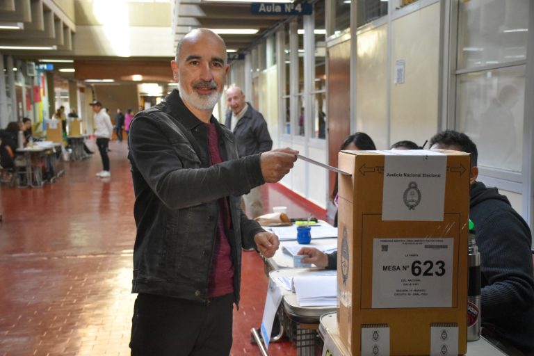“En estos 40 años de democracia debemos asegurar un modelo federal y de inclusión”, dijo López
