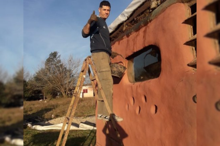 Pepe Acosta: el policía de Corral de Bustos que transformó la construcción de viviendas con barro y paja
