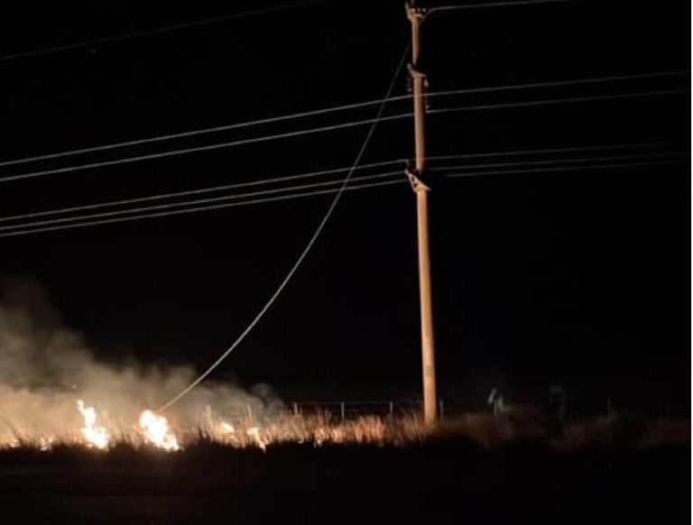 El corte de un cable conductor dejó a Trenel, Arata y Caleufú sin energía eléctrica y generó un incendio en la banquina en la Ruta 4