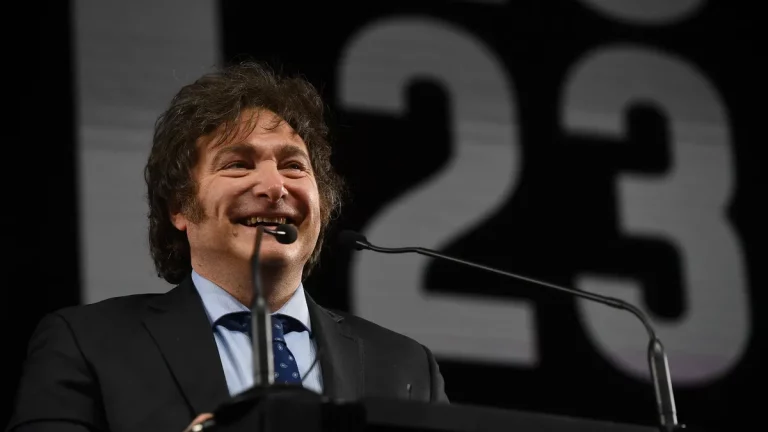 Sorprendente elección de Javier Milei: lidera las PASO con más del 30% de los votos; lo siguen Juntos por el Cambio y Unión por la Patria