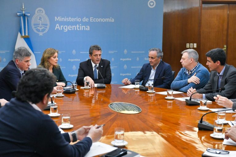 El precio de las naftas quedará congelado hasta el 31 de octubre