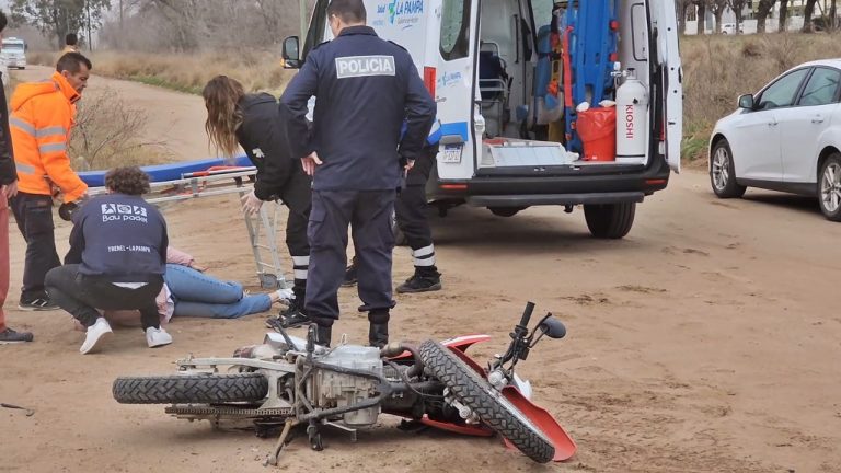 Choque y fuga en calle 258 y 203: una mujer sufrió una fractura expuesta en una de sus piernas