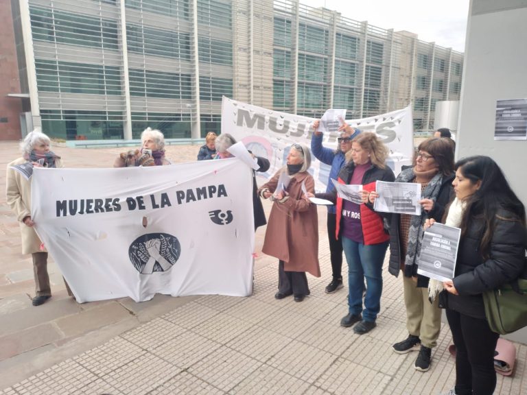 Organizaciones sociales y de mujeres se manifiestan en la justicia por el pedido de detención de Yanina Coronel