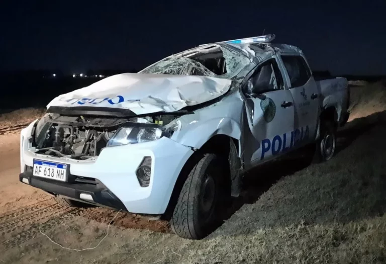 Policías de Bernardo Larroudé se salvaron de milagro tras volcar un móvil policial