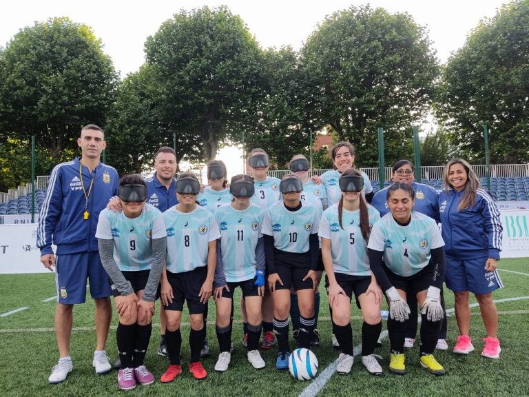 Las Murciélagas, con la piquense Guillermina Corrales, golearon en el debut del Mundial