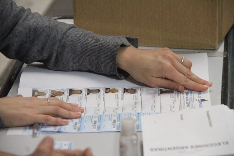 Casi un tercio del padrón votó antes del mediodía, tanto en La Pampa como a nivel nacional
