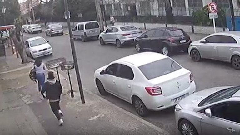 Brutal ataque de motochorros a una docente en la puerta de un colegio de La Matanza