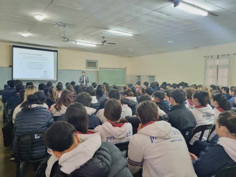 Educación + Justicia: más de 120 alumnos de dos colegios de Intendente Alvear recibieron una charla sobre uso responsable de redes sociales