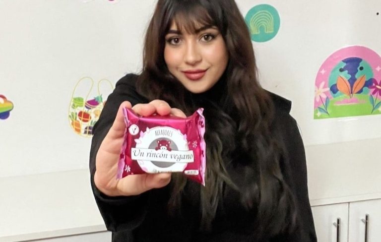 A los 19 años creó el primer alfajor vegano del país y hoy vende un millón por año