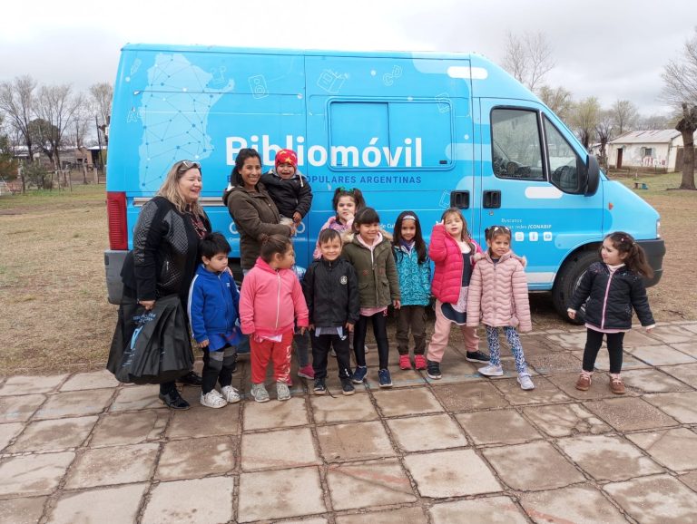 Bibliomóvil de gira por el oeste pampeano y Cinemóvil a Villa Mirasol