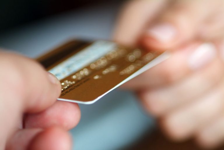 Comerciantes pampeanos: proyecto de ley prohíbe manipulación de tarjetas para prevenir fraudes