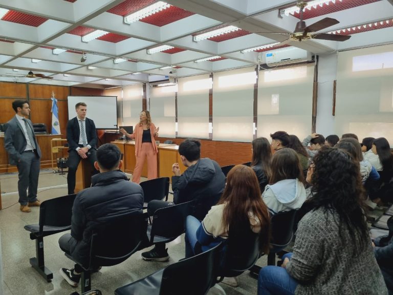 Educación + Justicia: alumnos del colegio secundario Don Eduardo de Chapeaurouge presenciaron un debate oral